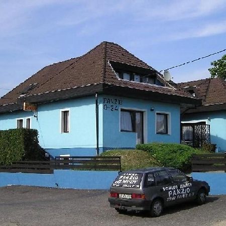 Bed and Breakfast Domino Panzió Székesfehérvár Exterior foto