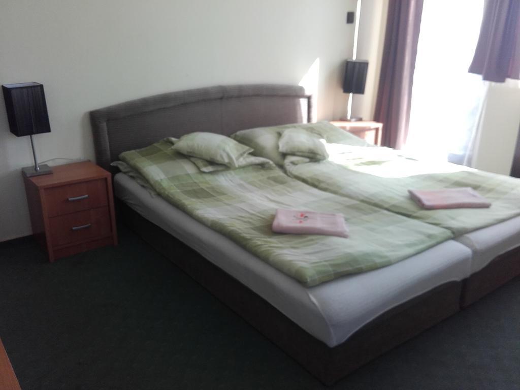 Bed and Breakfast Domino Panzió Székesfehérvár Habitación foto