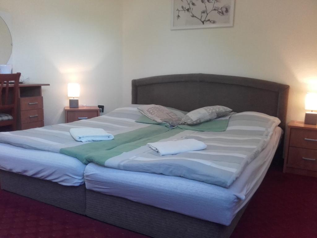 Bed and Breakfast Domino Panzió Székesfehérvár Habitación foto