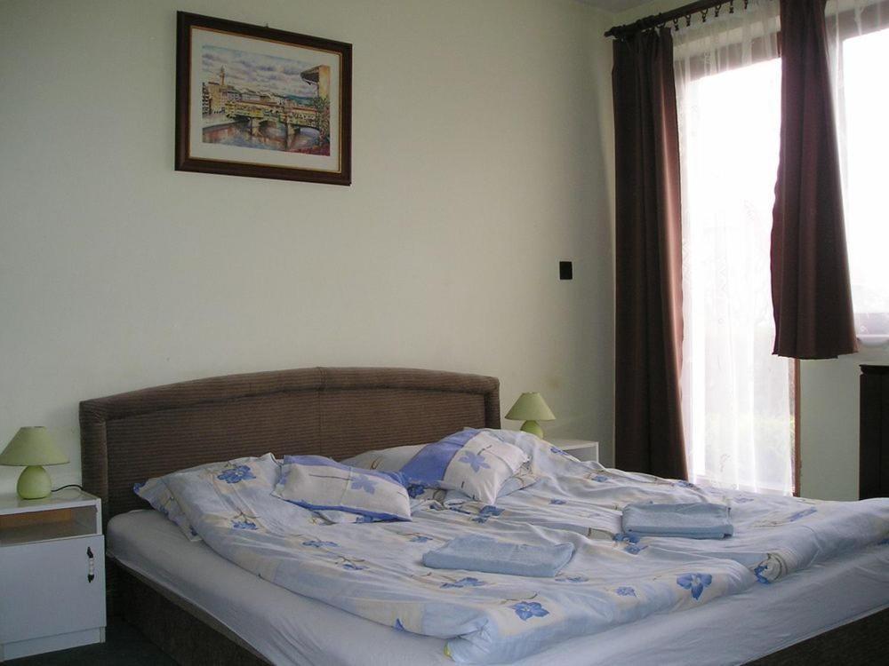 Bed and Breakfast Domino Panzió Székesfehérvár Habitación foto